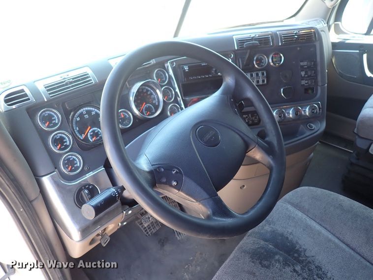 image for item DI1978 2016 Freightliner Cascadia  semi truck