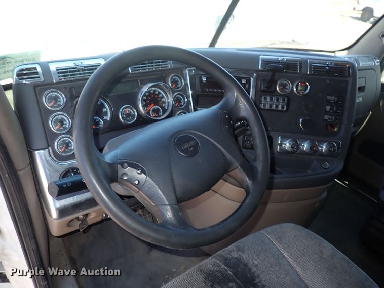 image for item DI1978 2016 Freightliner Cascadia  semi truck