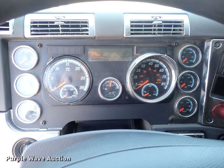 image for item DI1978 2016 Freightliner Cascadia  semi truck