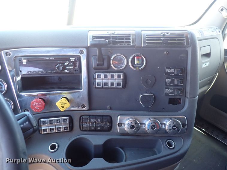 image for item DI1978 2016 Freightliner Cascadia  semi truck