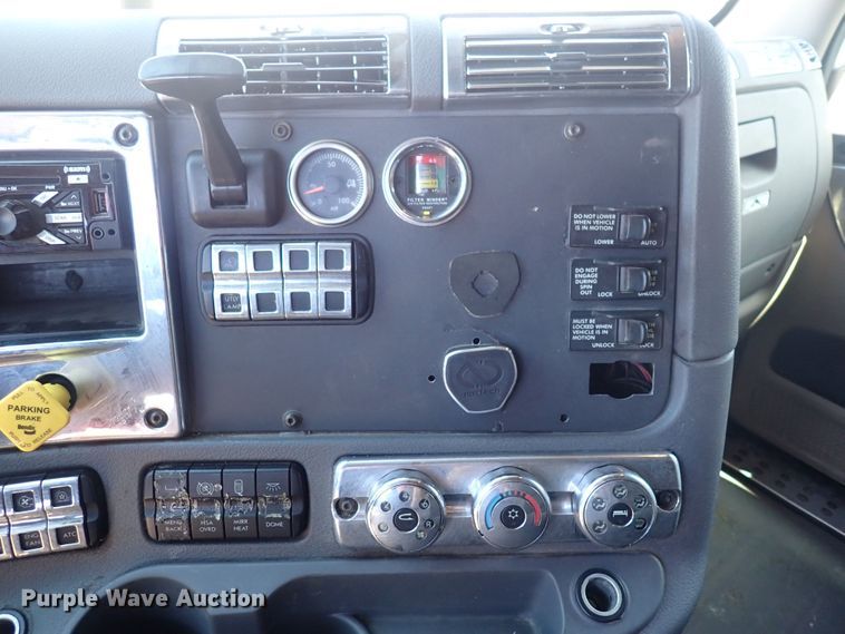 image for item DI1978 2016 Freightliner Cascadia  semi truck