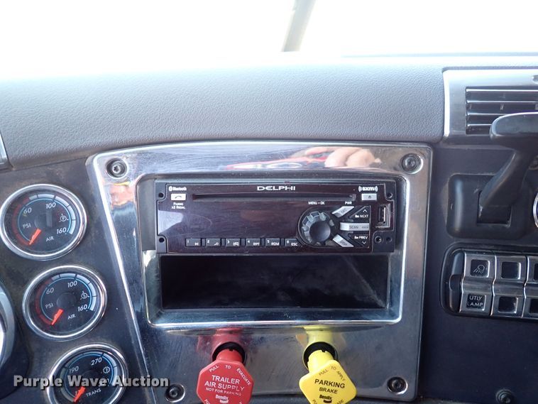 image for item DI1978 2016 Freightliner Cascadia  semi truck