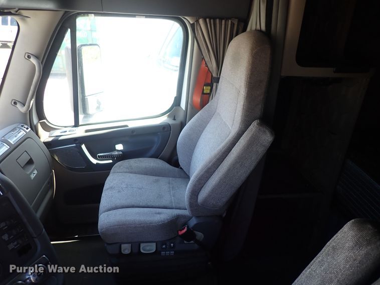 image for item DI1978 2016 Freightliner Cascadia  semi truck