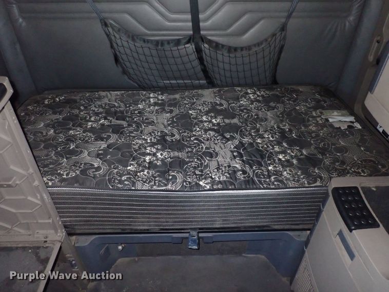 image for item DI1978 2016 Freightliner Cascadia  semi truck