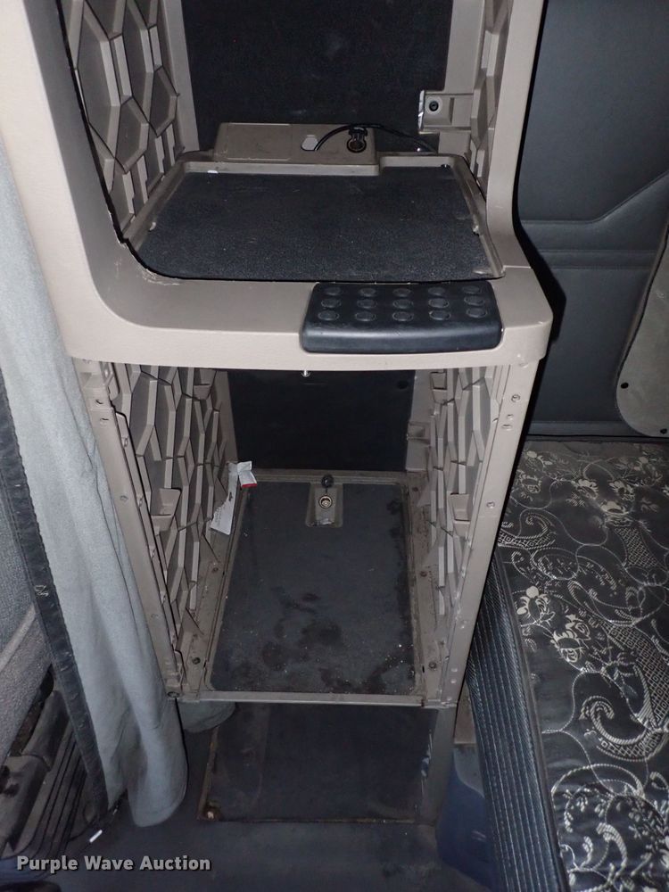 image for item DI1978 2016 Freightliner Cascadia  semi truck