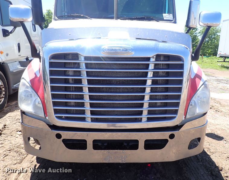 image for item DI1978 2016 Freightliner Cascadia  semi truck