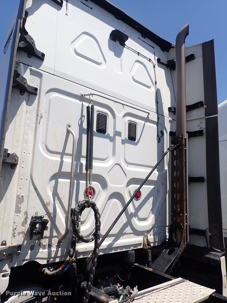 image for item DI1978 2016 Freightliner Cascadia  semi truck