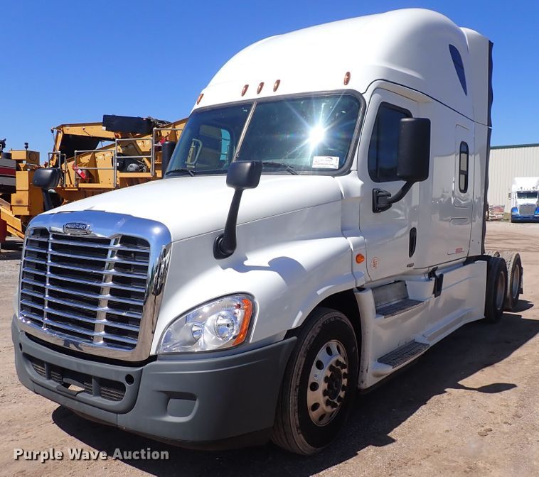 image for item DI1985 2016 Freightliner Cascadia  semi truck