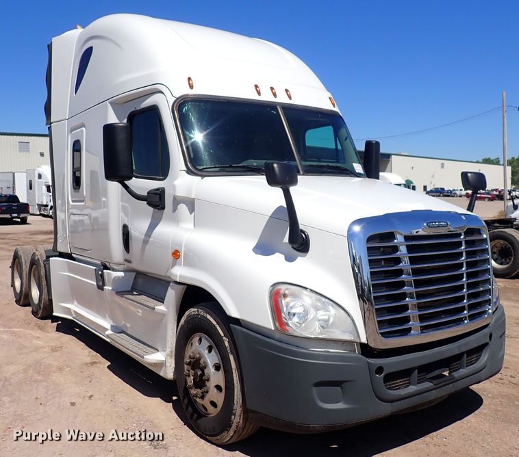image for item DI1985 2016 Freightliner Cascadia  semi truck