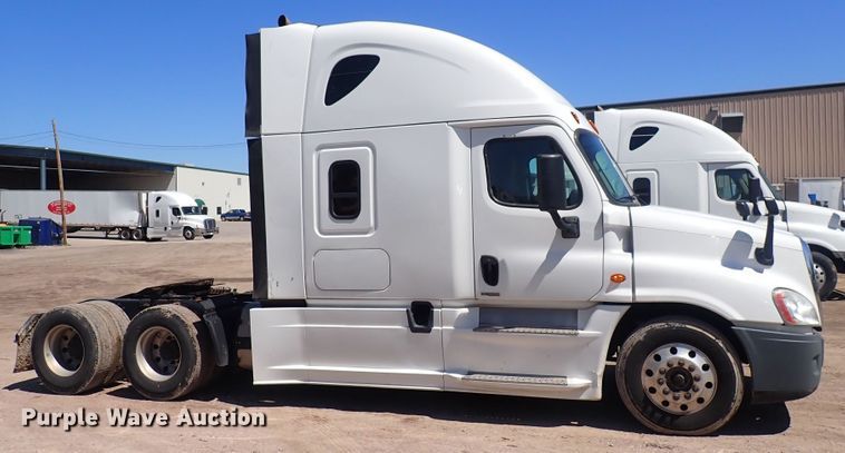 image for item DI1985 2016 Freightliner Cascadia  semi truck