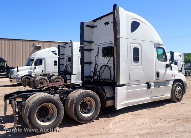 image for item DI1985 2016 Freightliner Cascadia  semi truck