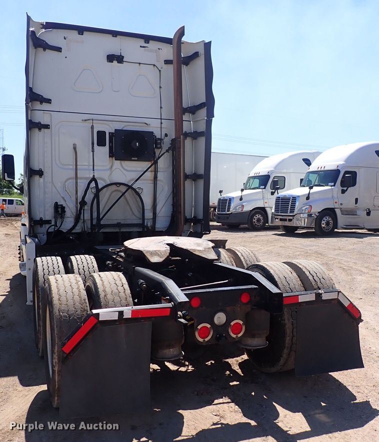 image for item DI1985 2016 Freightliner Cascadia  semi truck