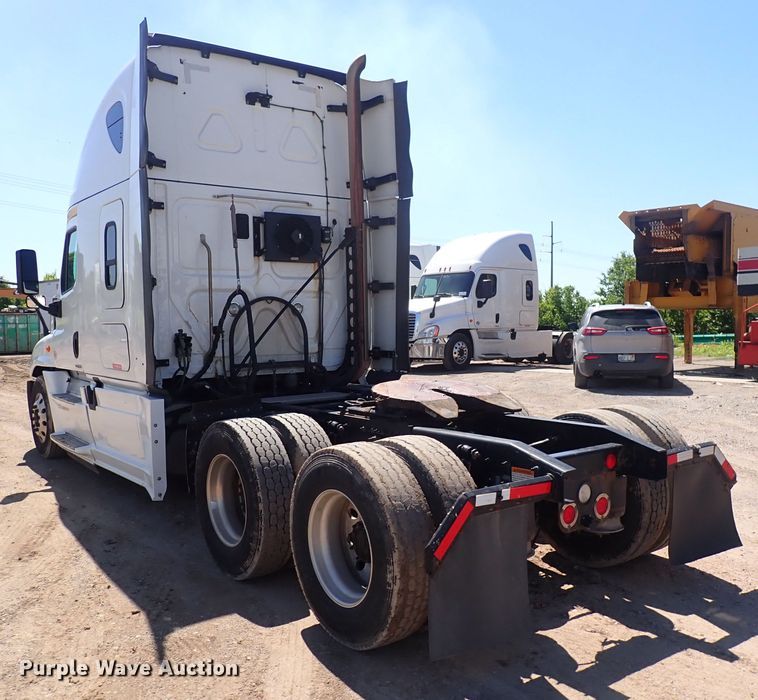 image for item DI1985 2016 Freightliner Cascadia  semi truck