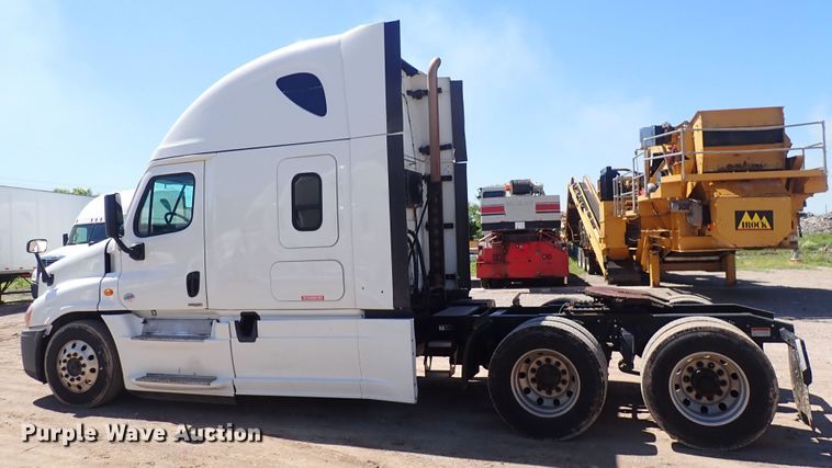 image for item DI1985 2016 Freightliner Cascadia  semi truck