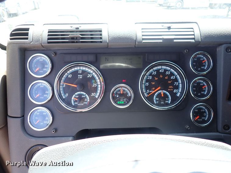 image for item DI1985 2016 Freightliner Cascadia  semi truck