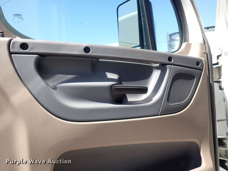 image for item DI1985 2016 Freightliner Cascadia  semi truck