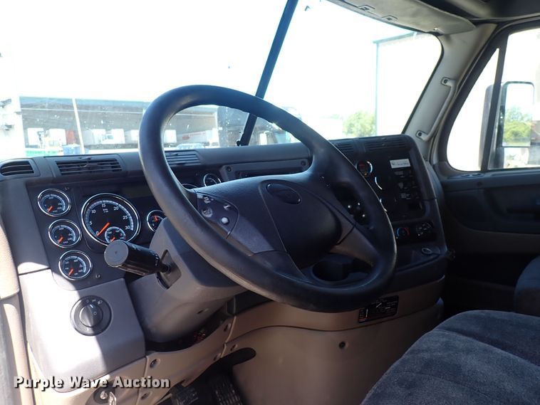 image for item DI1985 2016 Freightliner Cascadia  semi truck