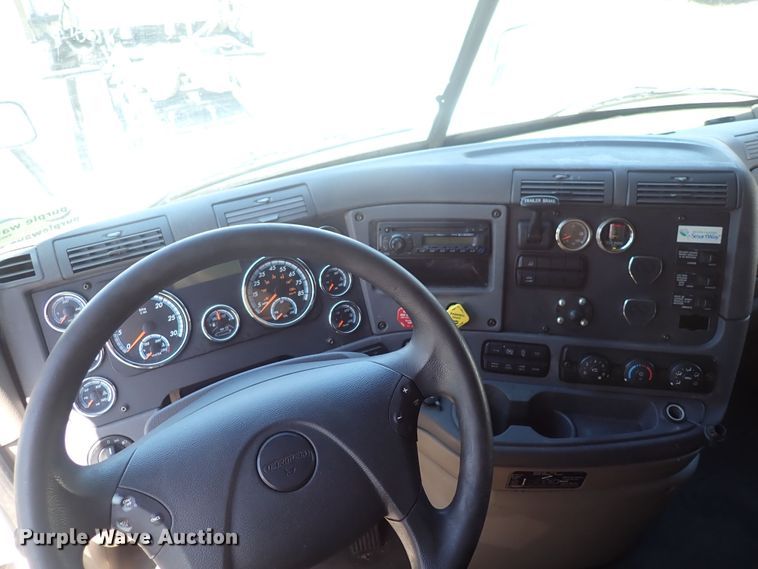 image for item DI1985 2016 Freightliner Cascadia  semi truck