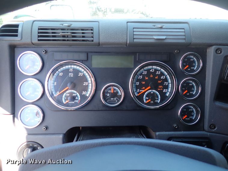 image for item DI1985 2016 Freightliner Cascadia  semi truck