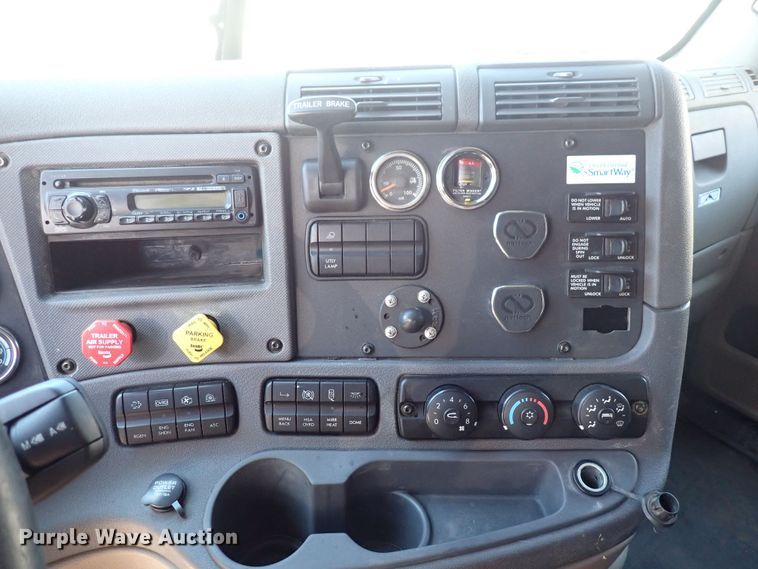 image for item DI1985 2016 Freightliner Cascadia  semi truck