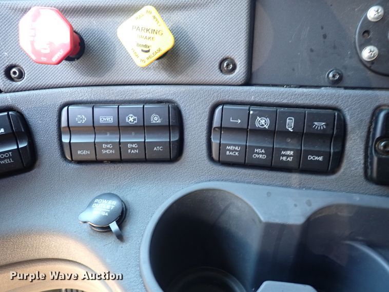 image for item DI1985 2016 Freightliner Cascadia  semi truck