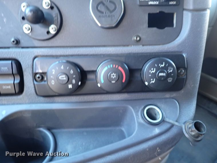 image for item DI1985 2016 Freightliner Cascadia  semi truck