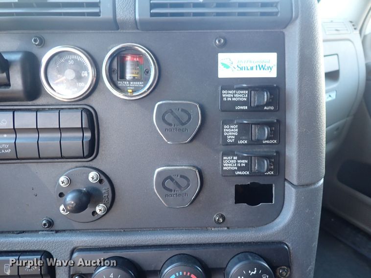 image for item DI1985 2016 Freightliner Cascadia  semi truck