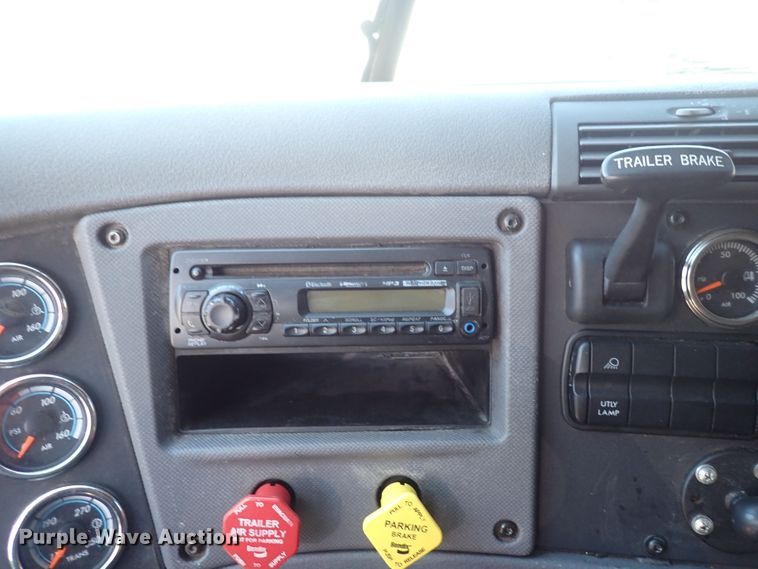 image for item DI1985 2016 Freightliner Cascadia  semi truck