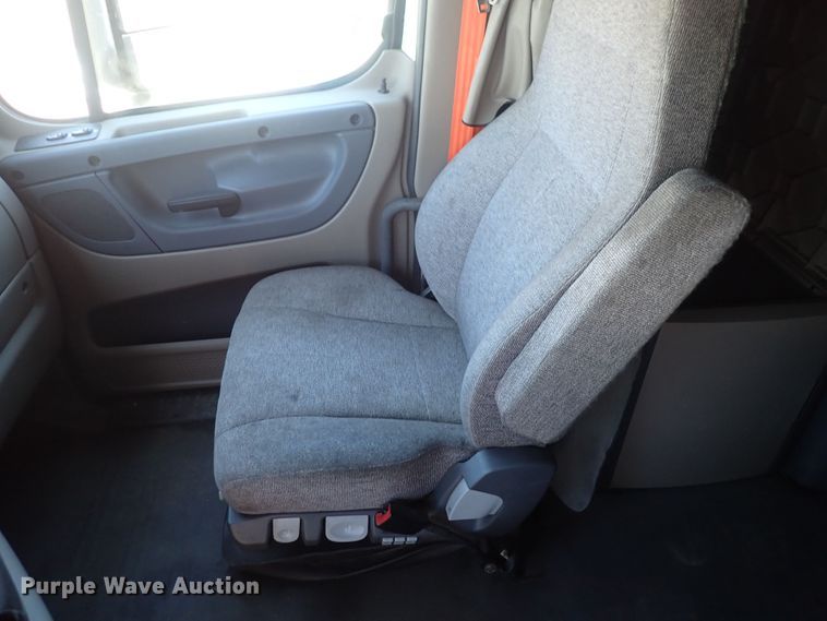 image for item DI1985 2016 Freightliner Cascadia  semi truck