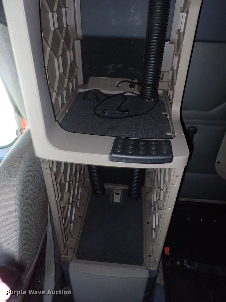 image for item DI1985 2016 Freightliner Cascadia  semi truck