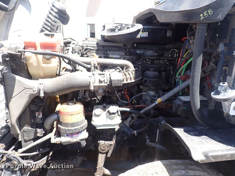 image for item DI1985 2016 Freightliner Cascadia  semi truck