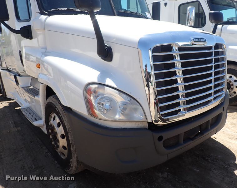 image for item DI1985 2016 Freightliner Cascadia  semi truck