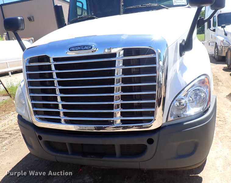image for item DI1985 2016 Freightliner Cascadia  semi truck