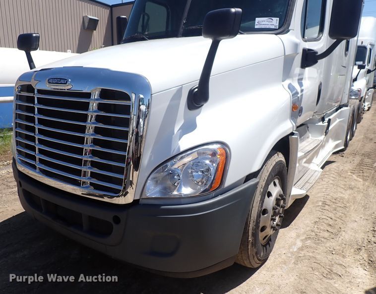 image for item DI1985 2016 Freightliner Cascadia  semi truck