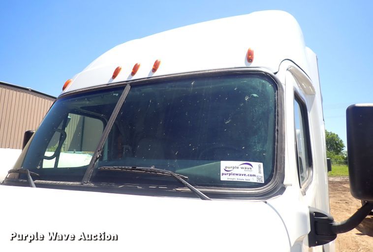 image for item DI1985 2016 Freightliner Cascadia  semi truck