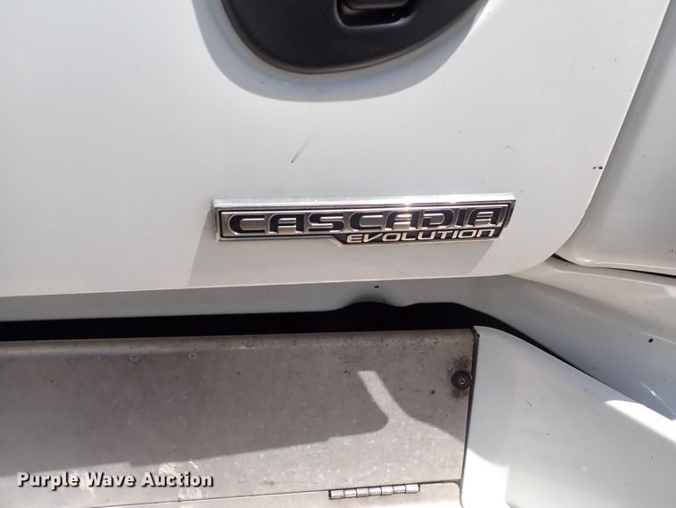 image for item DI1985 2016 Freightliner Cascadia  semi truck