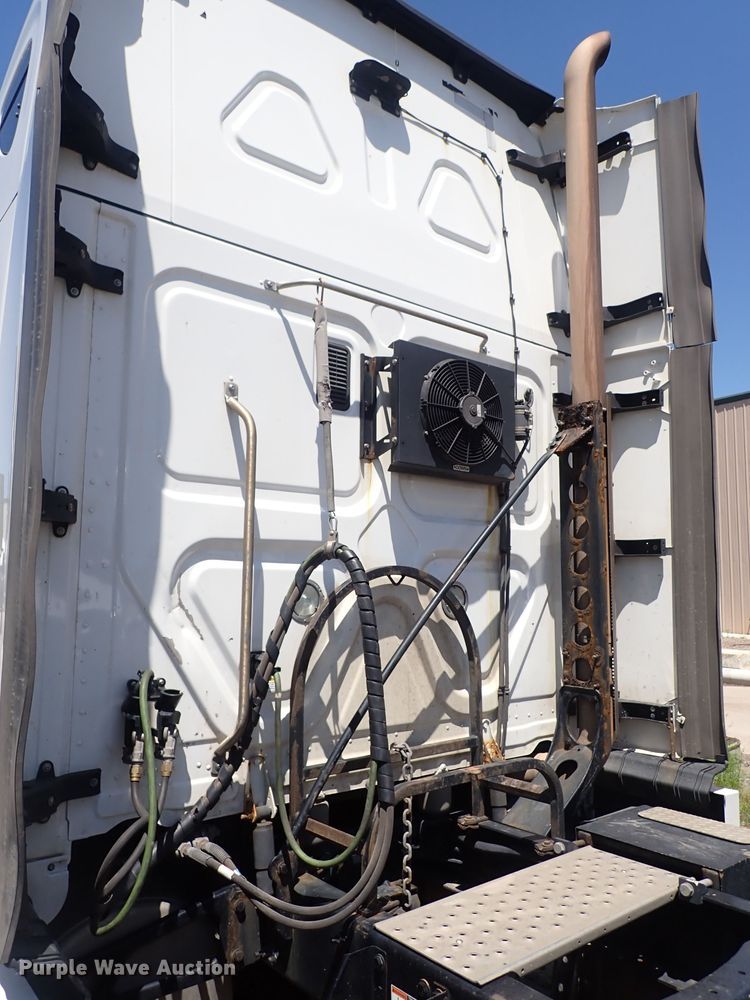 image for item DI1985 2016 Freightliner Cascadia  semi truck