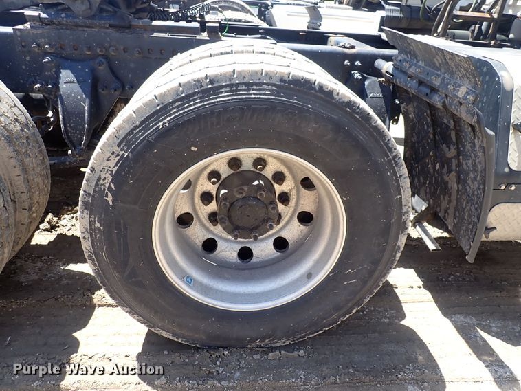 image for item DI1985 2016 Freightliner Cascadia  semi truck