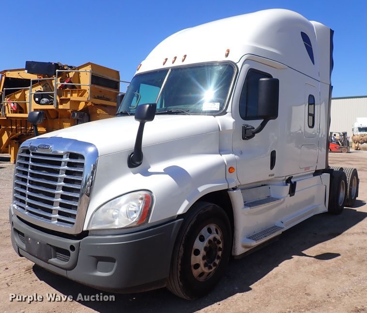 image for item DI1986 2016 Freightliner Cascadia  semi truck