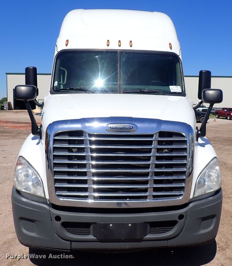 image for item DI1986 2016 Freightliner Cascadia  semi truck