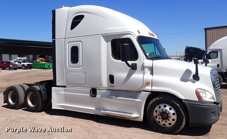 image for item DI1986 2016 Freightliner Cascadia  semi truck