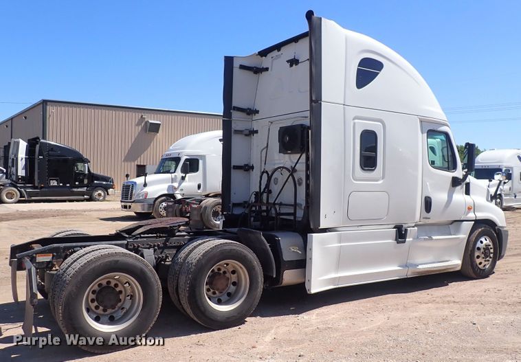 image for item DI1986 2016 Freightliner Cascadia  semi truck
