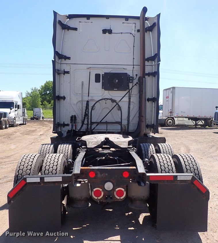 image for item DI1986 2016 Freightliner Cascadia  semi truck