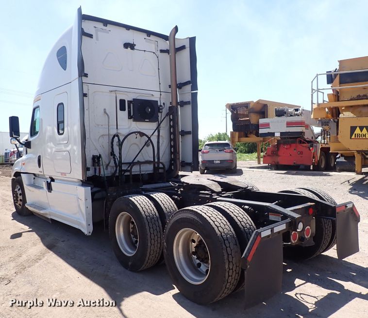 image for item DI1986 2016 Freightliner Cascadia  semi truck