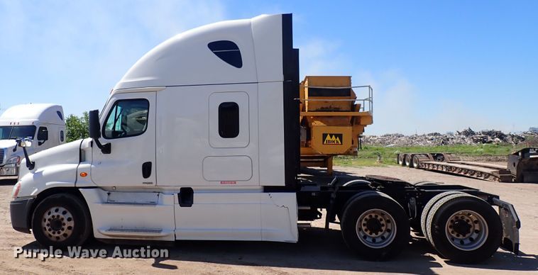 image for item DI1986 2016 Freightliner Cascadia  semi truck