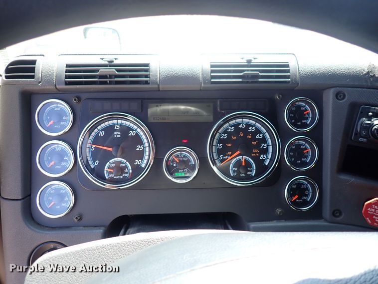 image for item DI1986 2016 Freightliner Cascadia  semi truck