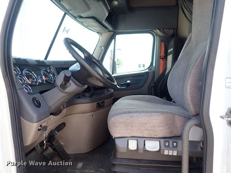 image for item DI1986 2016 Freightliner Cascadia  semi truck