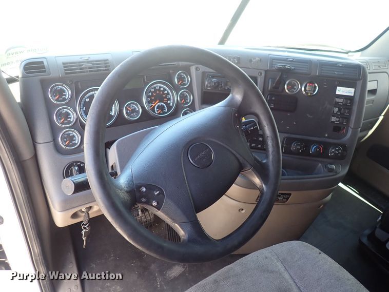 image for item DI1986 2016 Freightliner Cascadia  semi truck