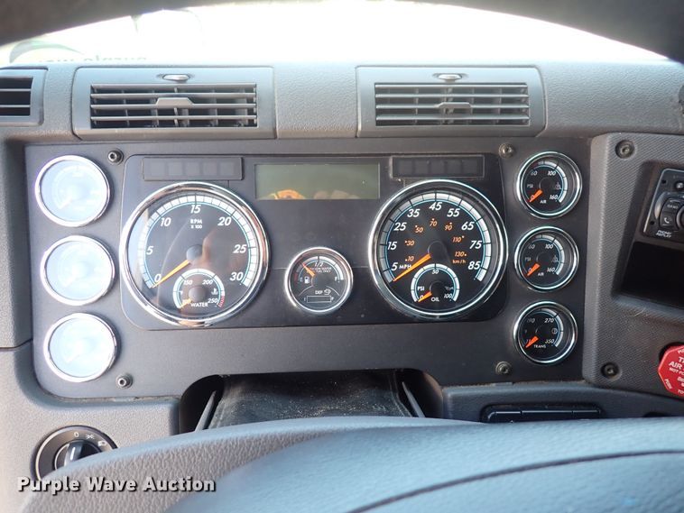 image for item DI1986 2016 Freightliner Cascadia  semi truck