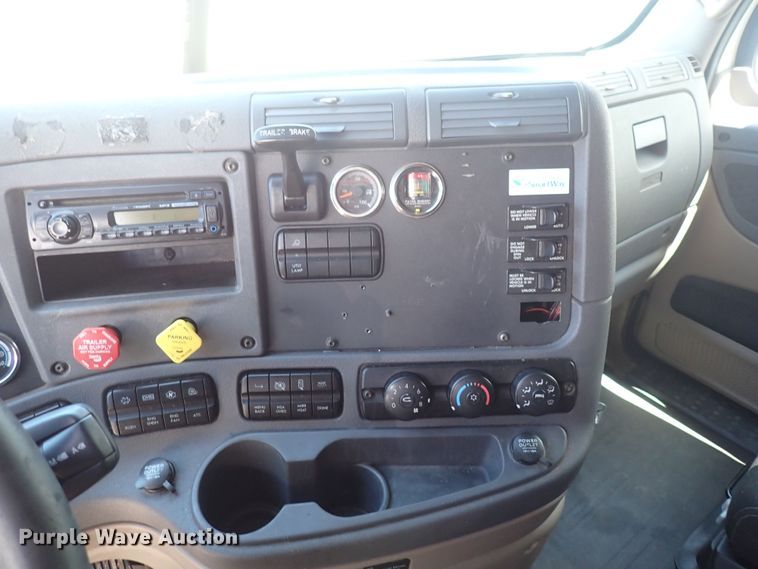 image for item DI1986 2016 Freightliner Cascadia  semi truck